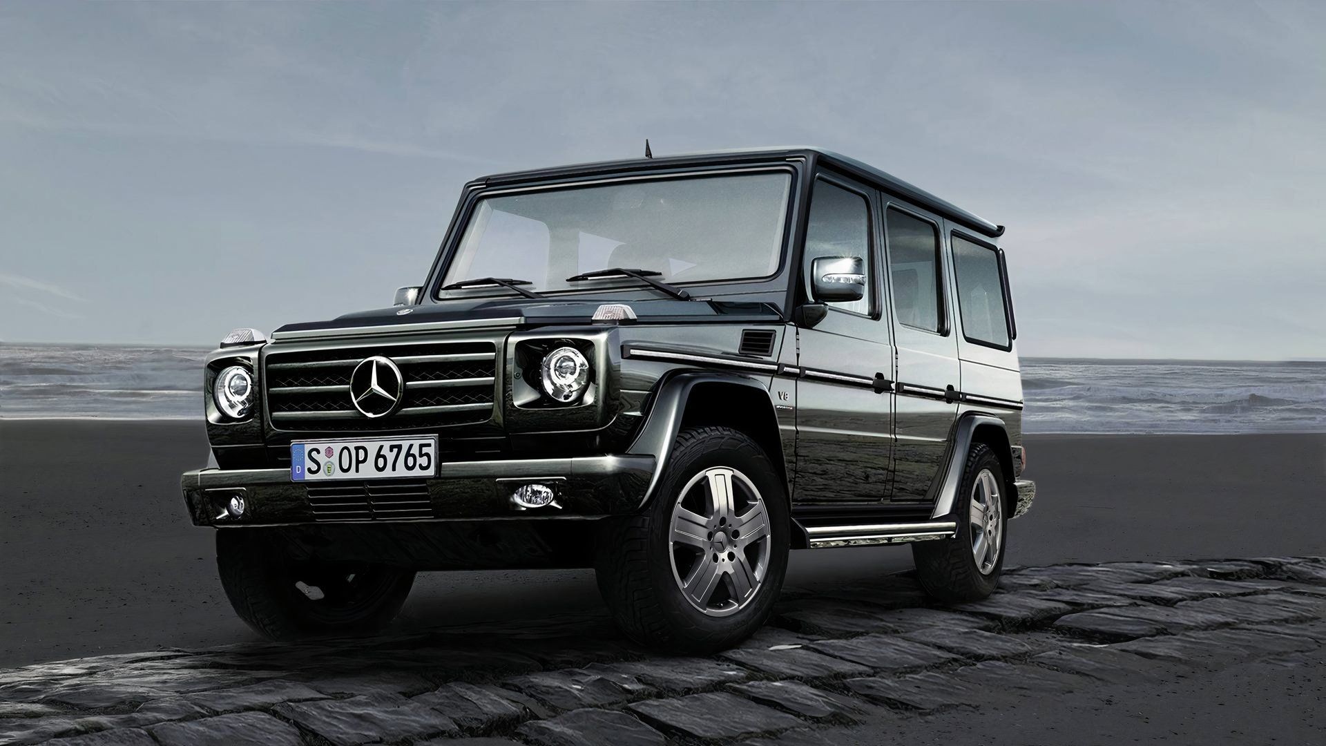 2009-2012 Mercedes-Benz G-Class Front Angle View