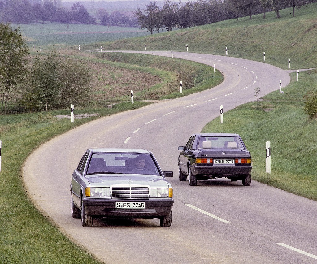 Mercedes-Benz 190 (right) and 190 E of the 201 model series. The first two models in the compact class were presented 40 years ago on 8 December 1982. Driving shot from 1982. (alt: Mercedes-Benz 190 and 190E driving side by side, showcasing the original compact class models from 1982)