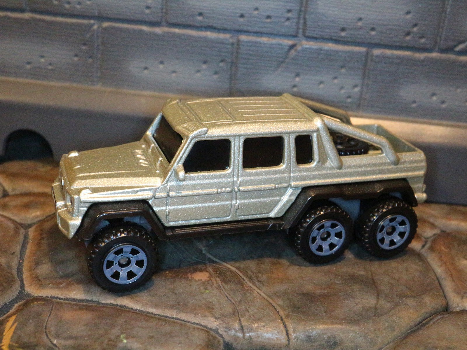 Matchbox Jurassic World Mercedes-Benz G63 AMG 6x6 Toy Car Review