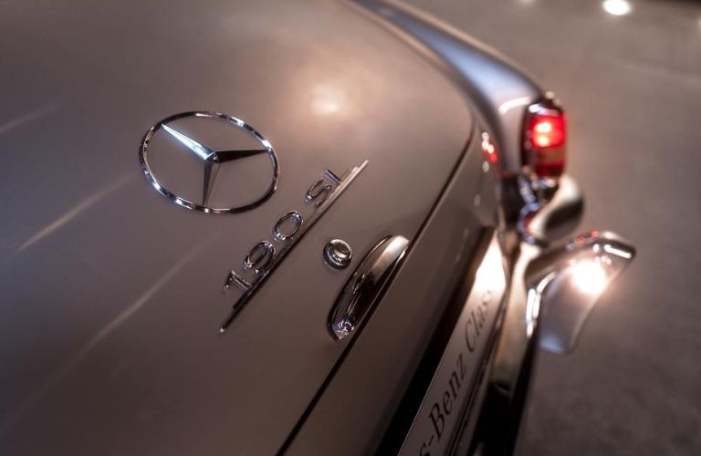 Illuminated Mercedes-Benz Star Emblem: Enhance your vehicle's appearance with this stylish accessory.